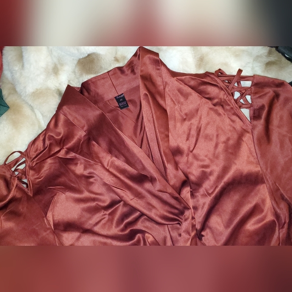 ♡SALE♡ FoH Summer Lattice Satin Robe Dark Red. 2x or 3x sizes. - Picture 4 of 8